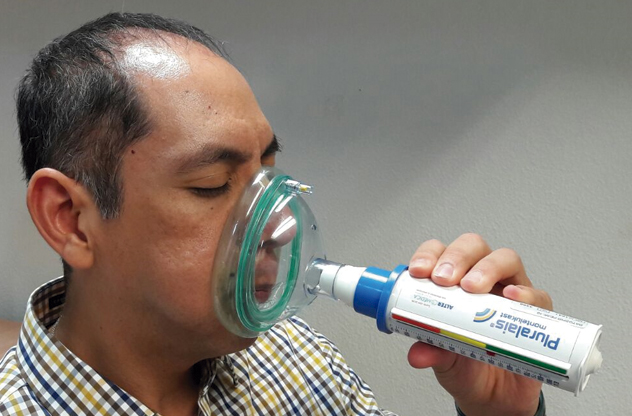 El pequeño medidor permite conocer la capacidad de toser sin tener que desplazarse al hospital. Basta con toser con fuerza en la máscara.