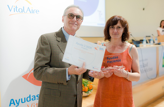Emilio Servera (Jefe de Neumología del Hospital Clínico Universitario de Valencia) entrega el diploma de ayuda a Bárbara Chiralt en representación de ADELA-CV (Asociación valenciana de esclerosis lateral amiotrófica)